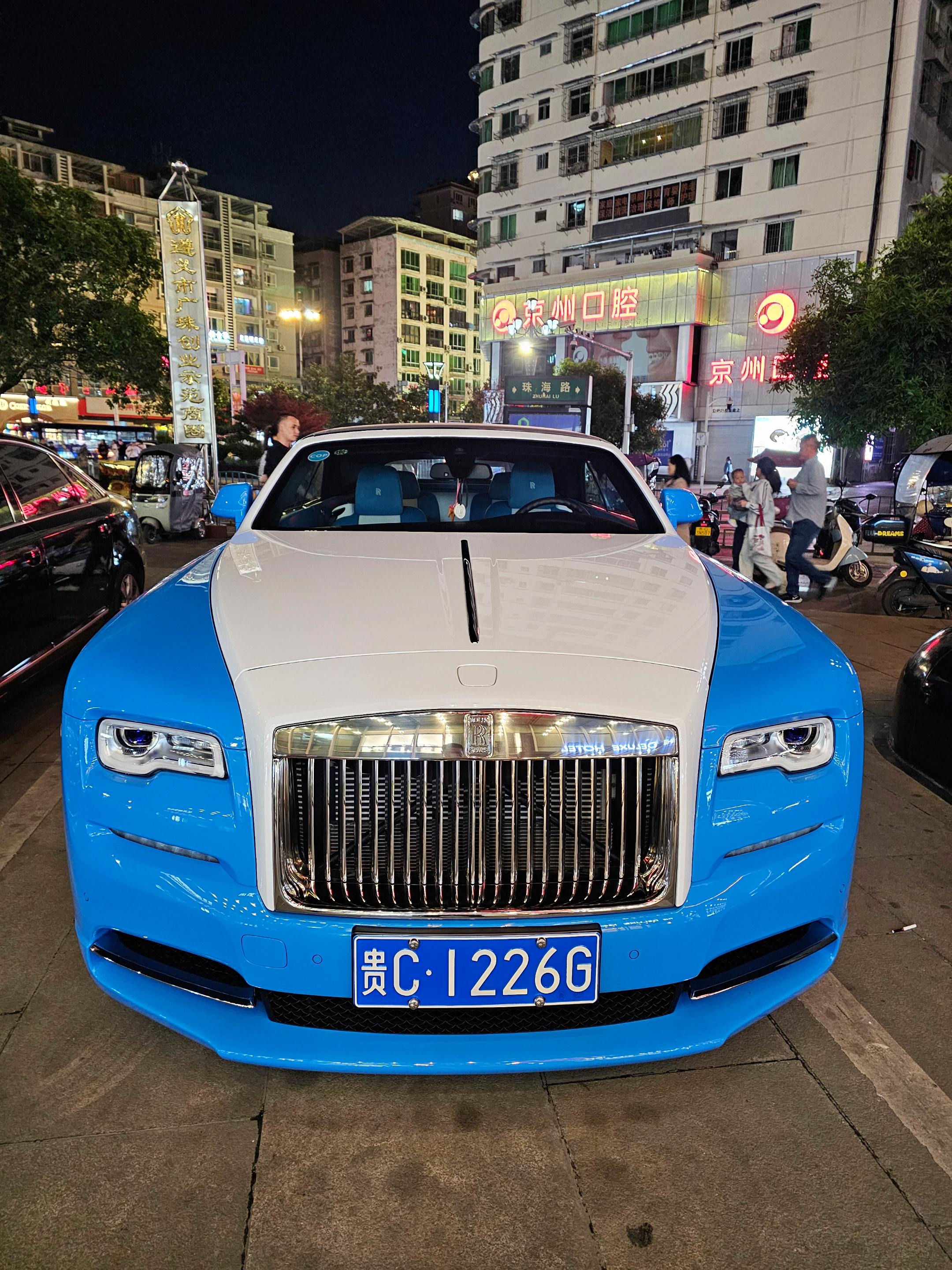 偶遇遵义首台劳斯莱斯魅影，双拼色的外观白色腰线绿松石蓝的双拼色座椅，实...