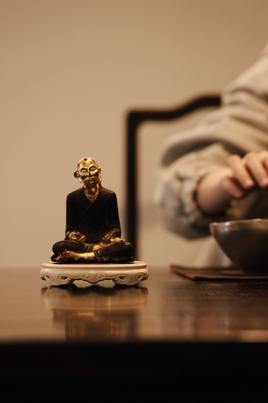 猛犸×缅花 | 古意 壶承、底座色泽沉润有泽，呈圆形，边缘雕刻如意纹，造型稳重凝