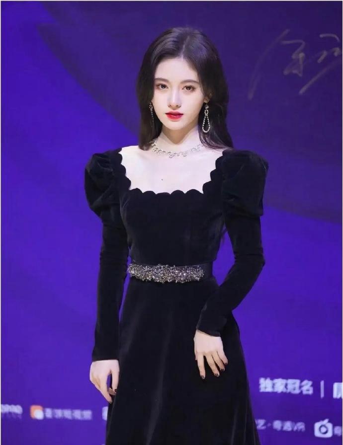 看到鞠婧祎1.39亿的年收入，我整个人都惊掉下巴了！这数字够普通人几辈子奋斗了，