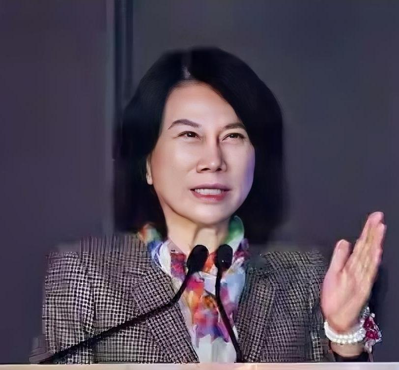 太让人震惊了！
国安部披露的间谍设备伪装手段，简直让人后背发凉。纽扣里藏微型摄像