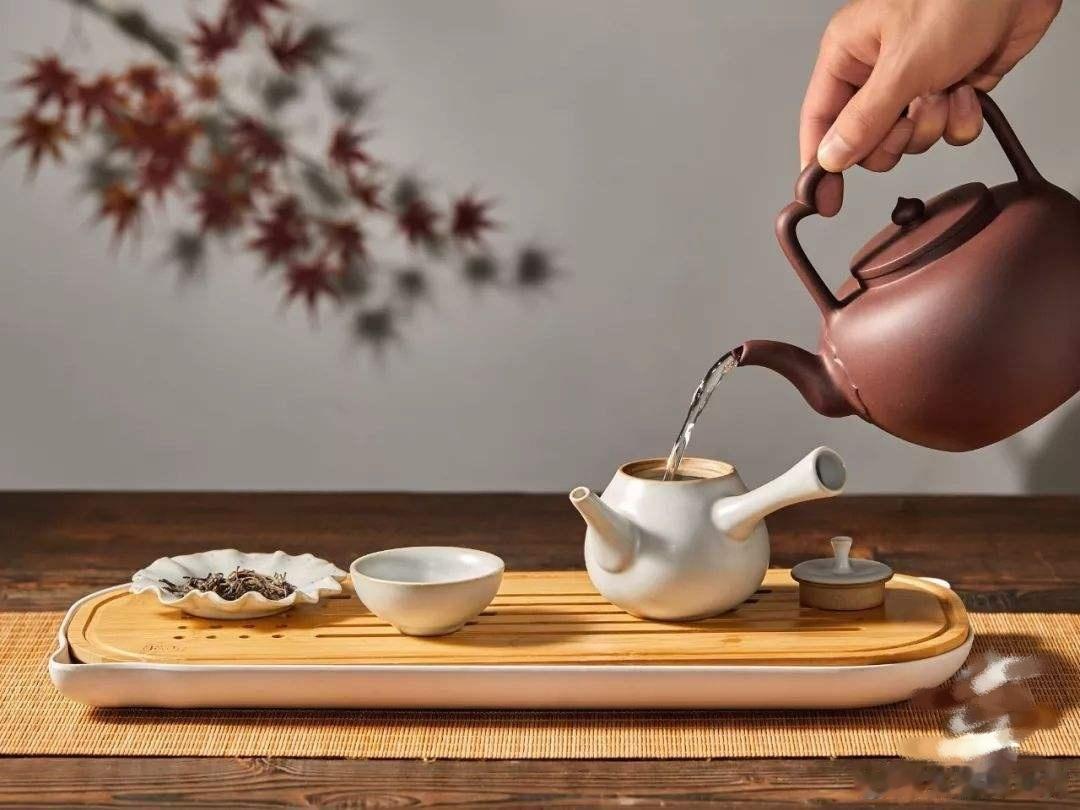 伏天炎热，心应趋静。酷暑时期易伤津耗气，也易水分缺失，因此可以熬煮一些生津补气的
