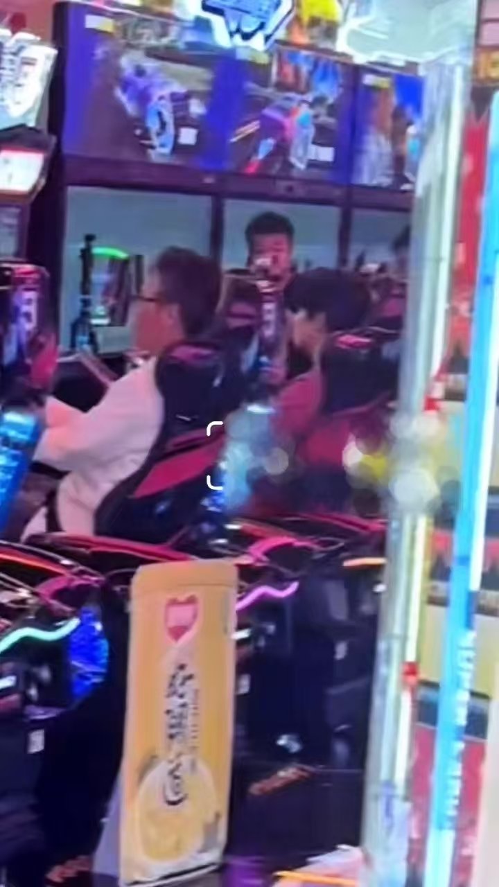 穆祉丞大哥小助理录制路透电玩城偶遇穆祉丞李乃文胡军小穆录制综艺路透 