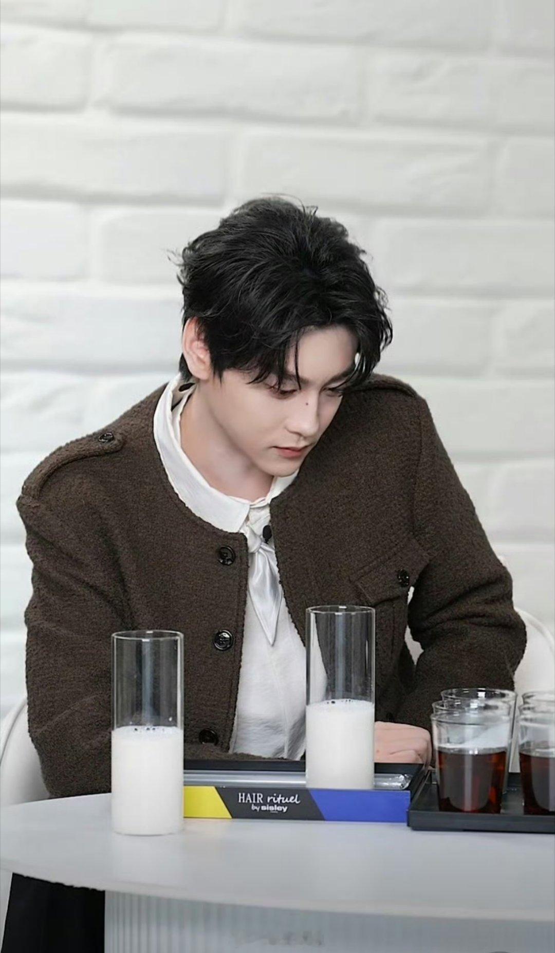 田栩宁今日份直播生图来了，穿的还是CELINE的25年的秋冬系列款啊，也是资源好