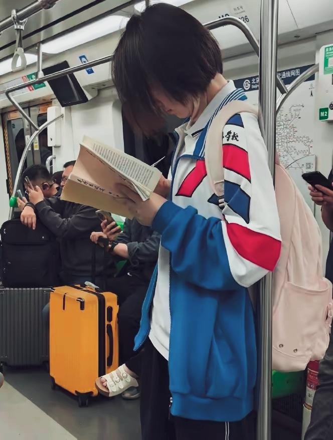 地铁一幕：不知这是那个学校的女学生，读《毛主席选集》那么痴迷…
毛选女