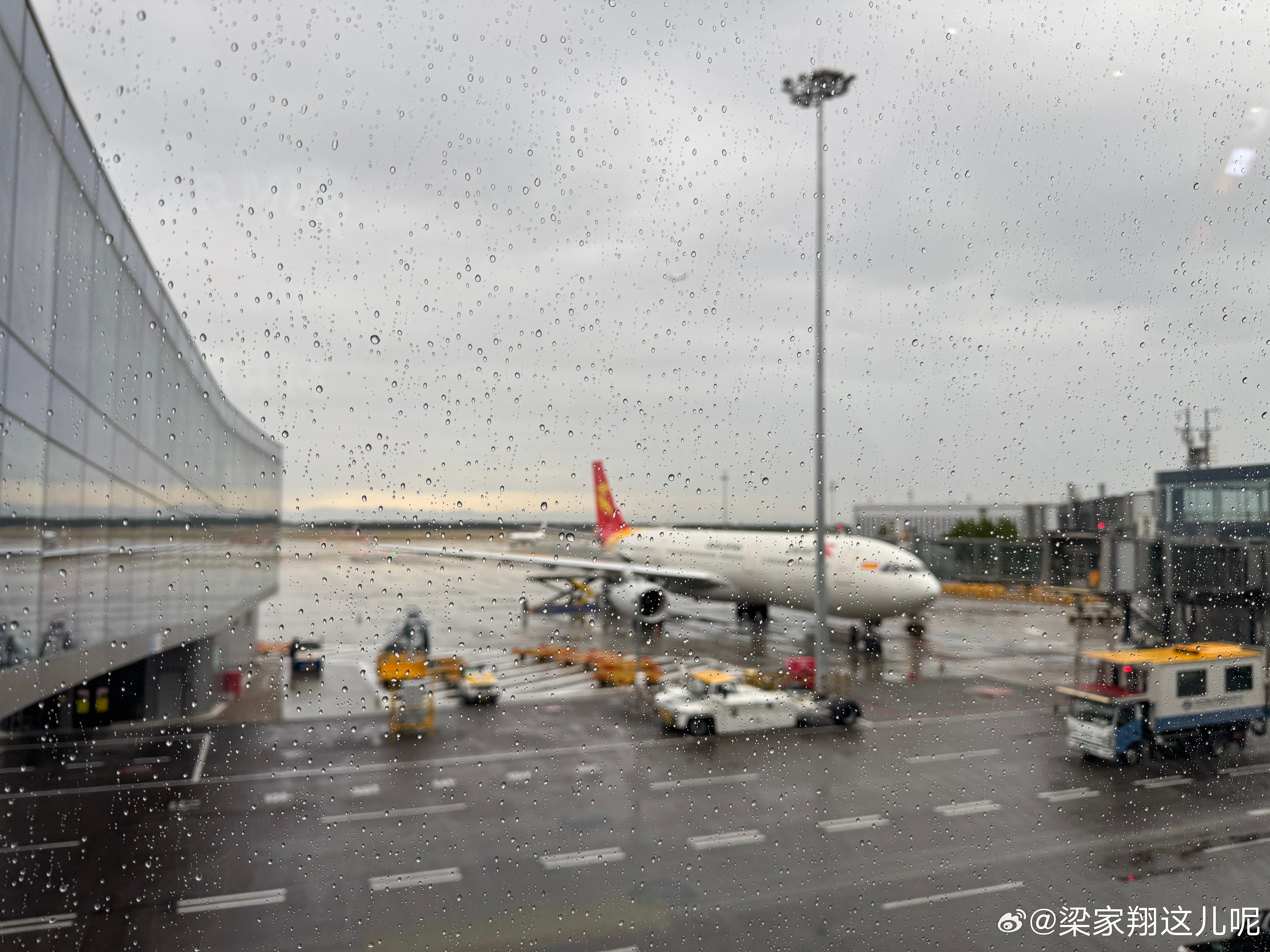 老板们#国庆节# 快乐，我继续出差搬砖了[苦涩]  ​​​