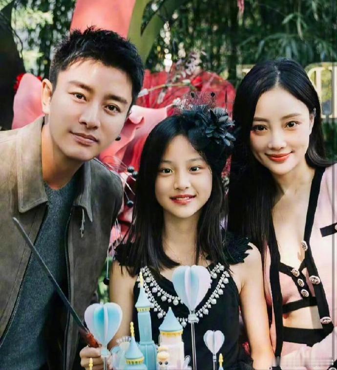 甜馨回应是否希望父母复合 父母对孩子疼爱就足够了，没必要一直提离婚的事情。更不要