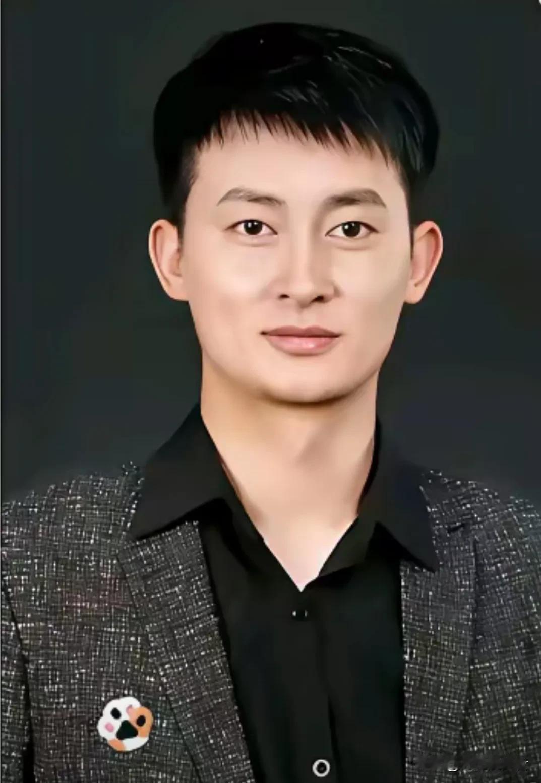 我估计这次啊
大鹏都要气炸了
不是因为自己离开，而是因为曾经一直站在幕后、从来不