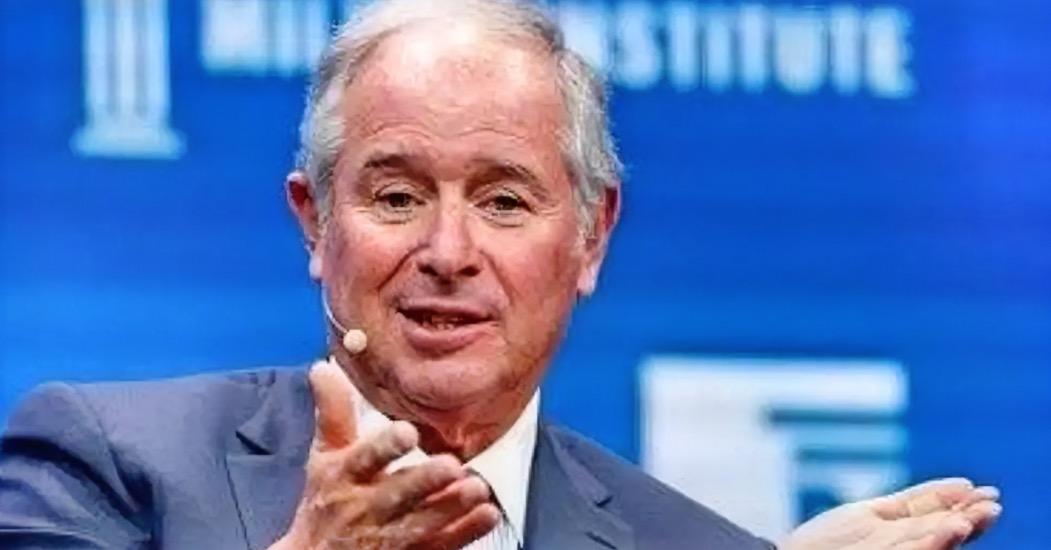 美国超级富豪苏世民，公开放话：“美国正在把中国逼成无法战胜的对手！”随后，他捐款