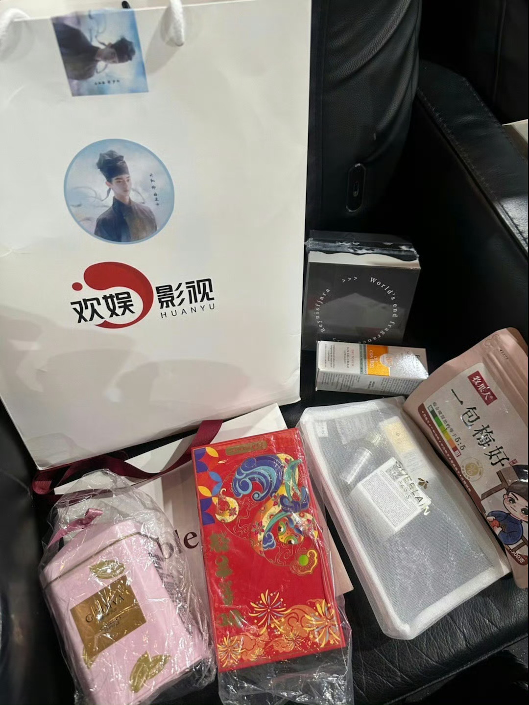 许凯今天追剧团伴手礼给媒体们还送了金子[流鼻血]太大方了so[苦涩] ​​​