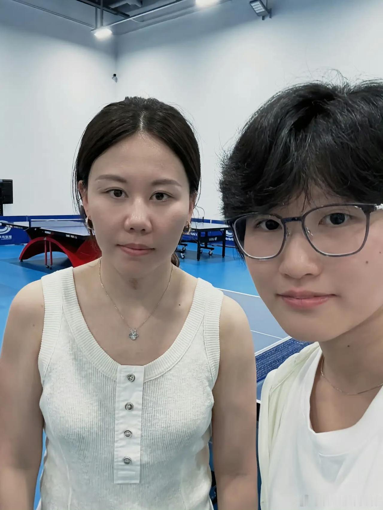 7月13日陈幸同回学校很受欢迎，这同学还晒合影，签字留念的。说明陈幸同在辽宁还是