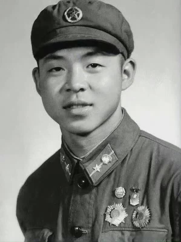 雷锋（1940年12月18日—1962年8月15日），原名雷正兴，出生于湖南长沙