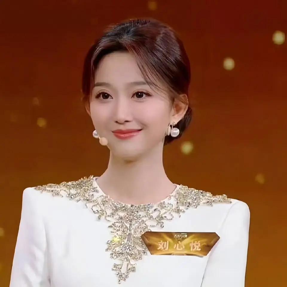 今年央视春晚主会场的新主持人刘心悦，哪里像39岁的年龄，二十七八岁还差不多，看着