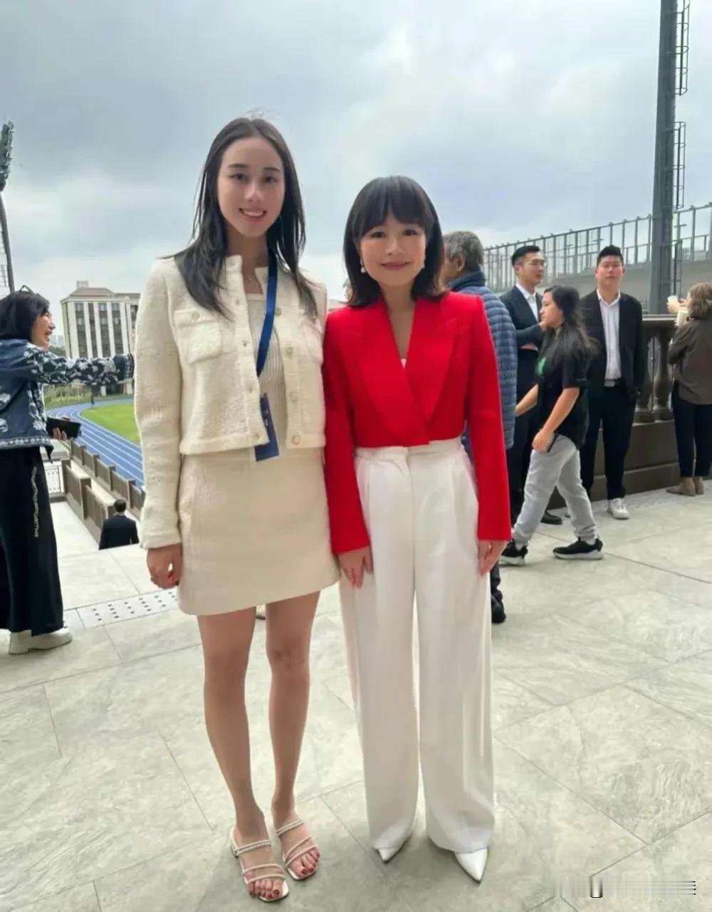“赌王”的这个小女儿也是气质超群！
何超欣很多地方要比何超莲更吸引人！