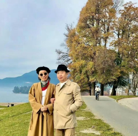 这两人在加拿大潇洒快活，只留她妈在国内蹲大牢。 ​​​