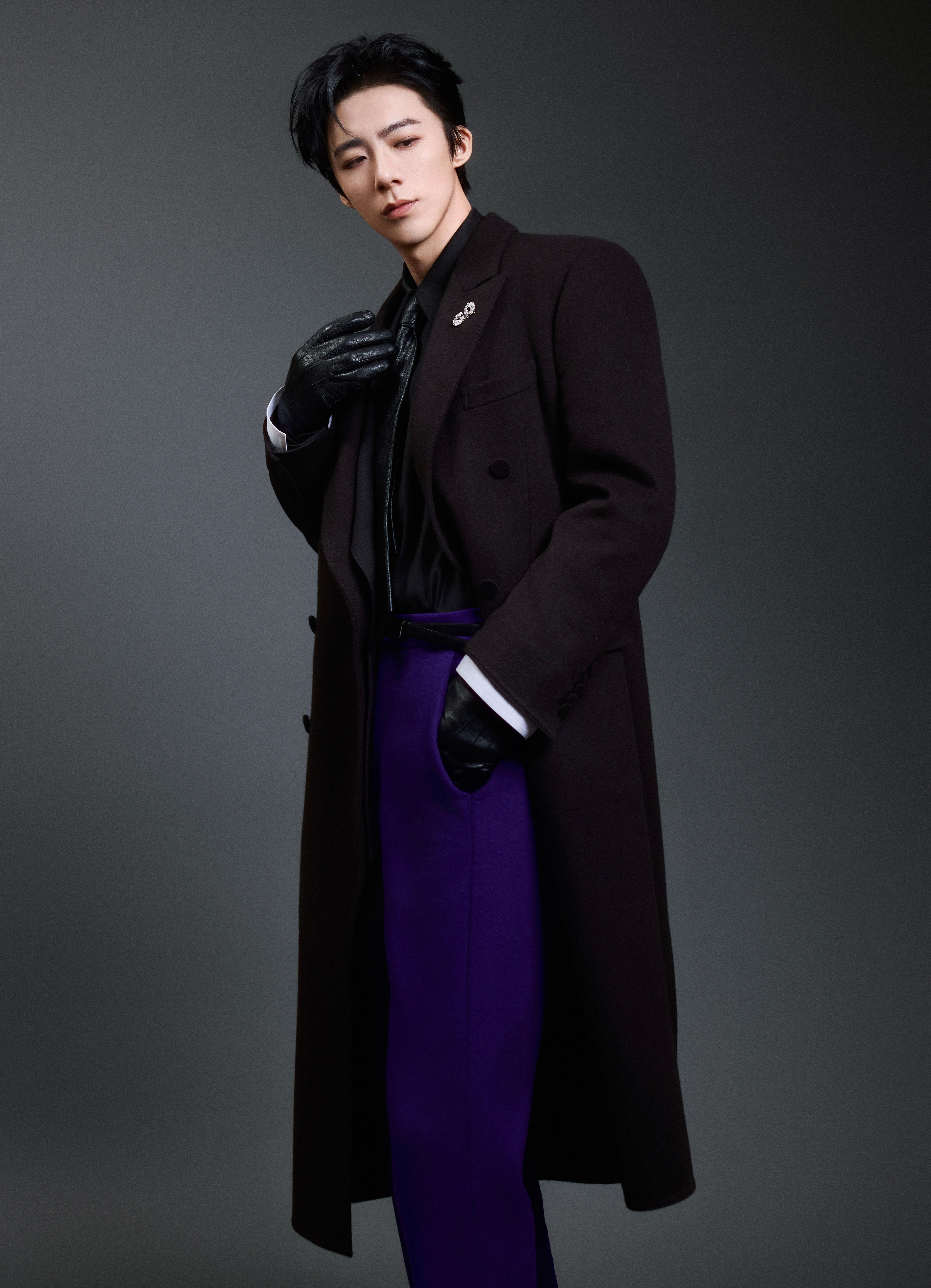 刘宇宁今日出席爱奇艺尖叫之夜造型图集，身着Tom Ford 2025秋冬系列时装