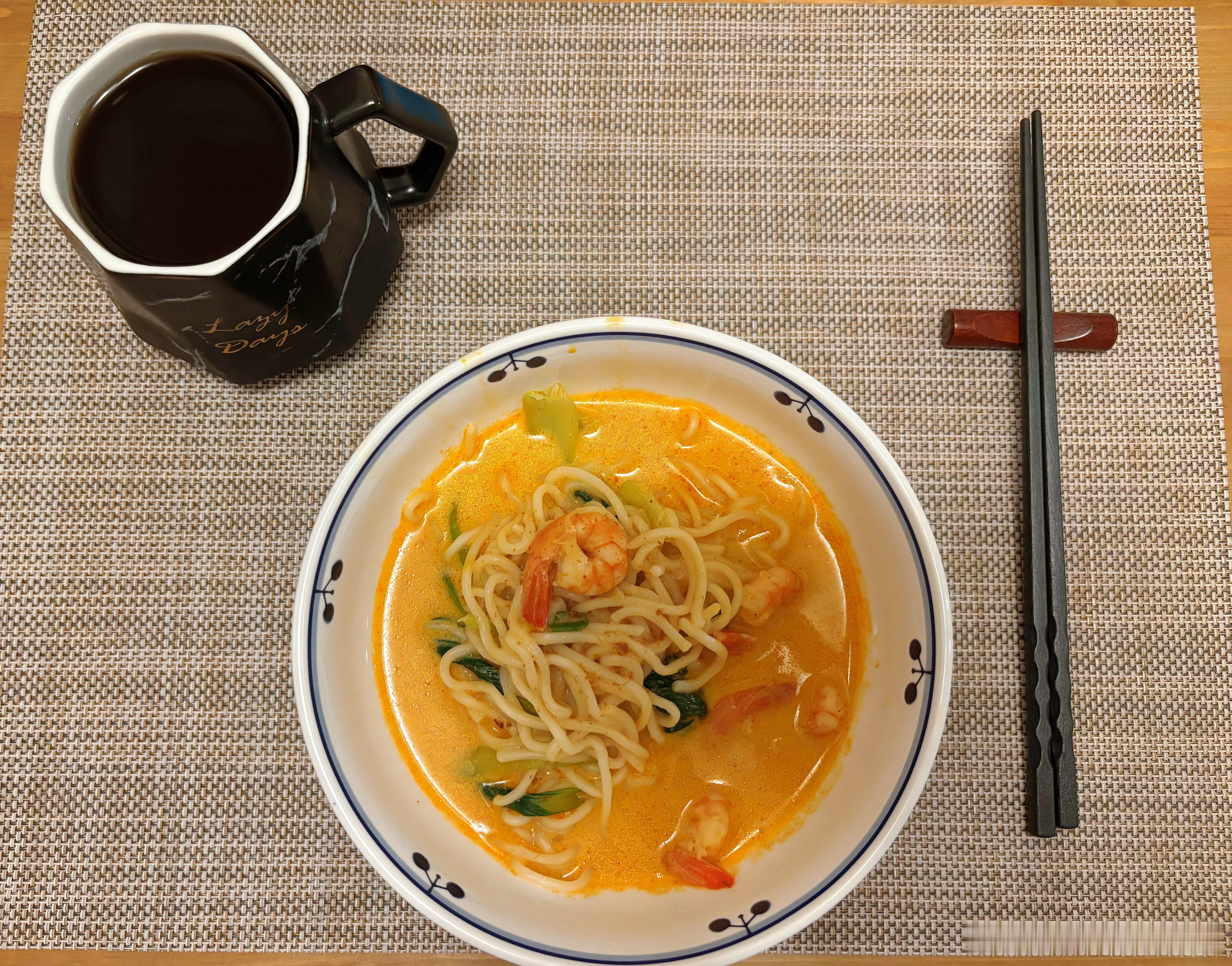 有个很会煮饭的弟弟真的可以当小废物煮了新加坡的叻沙面🍜他很坚持要放虾子🦐跟肉