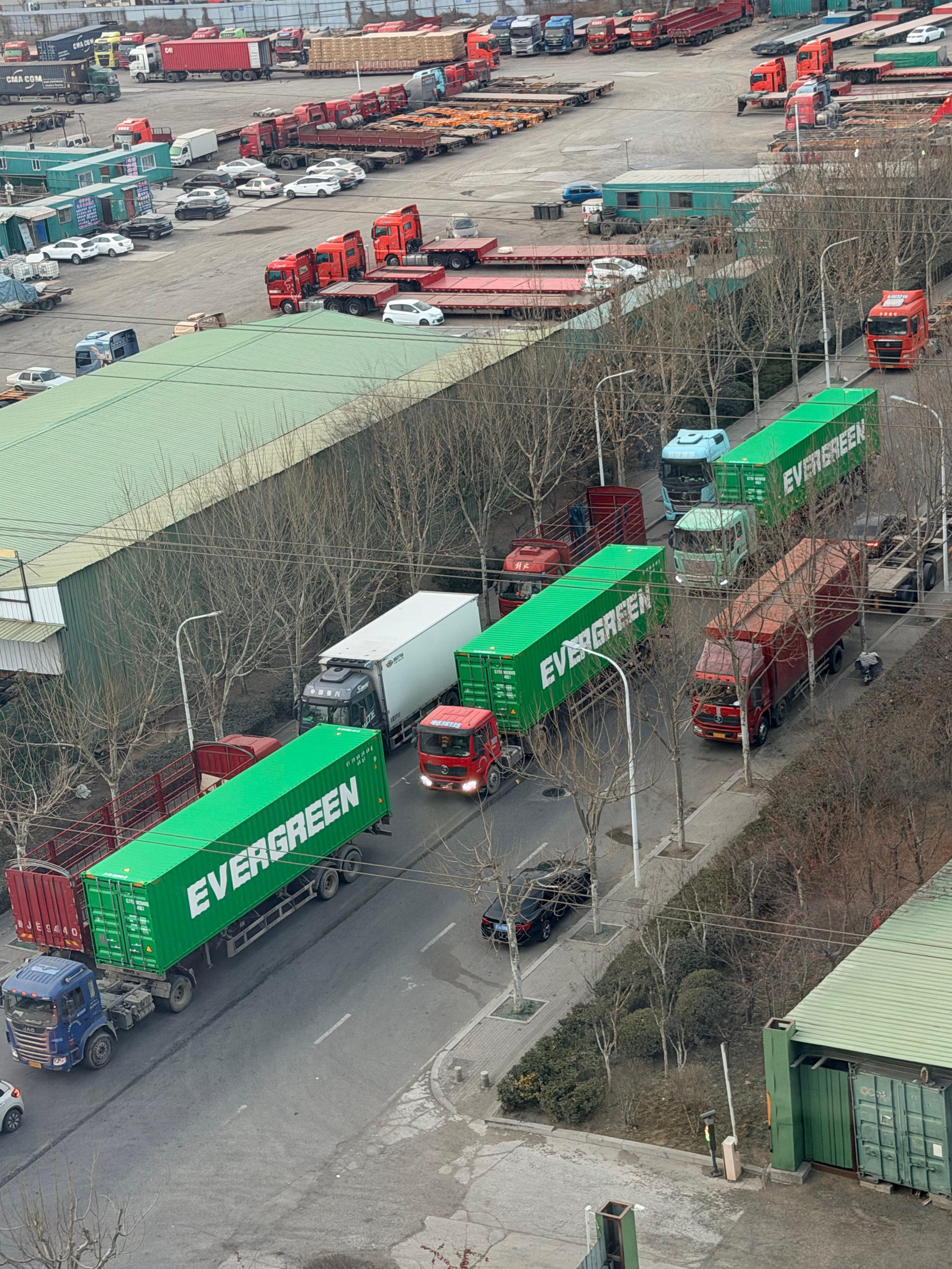 每天看到窗外挂车拉这些集装箱的时候，小梦都在想，如果住在集装箱里会是什么感觉呢？