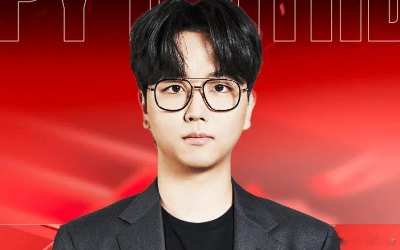 主教练正在热身，T1官方：Roach教练转为上单选手，kkOma和Tom负责B/