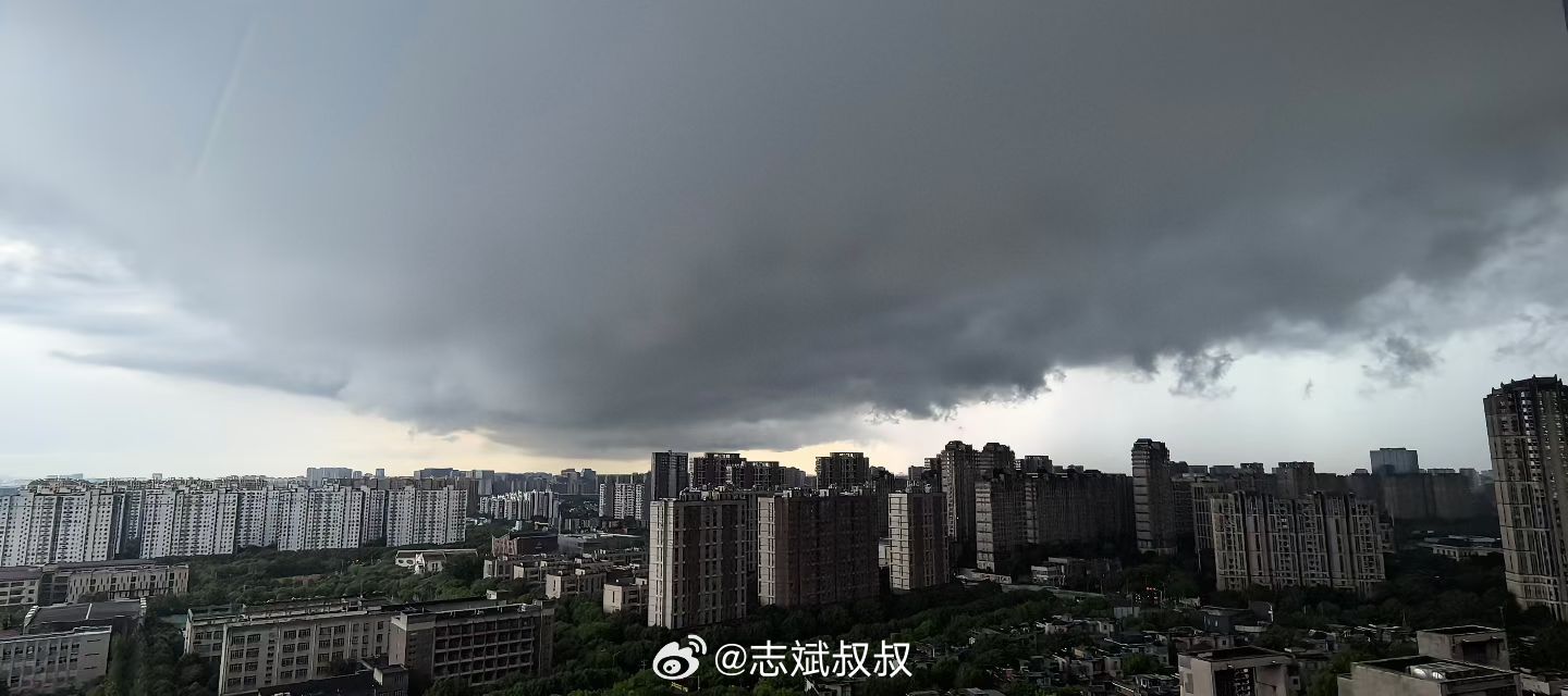 上海暴雨上海朋友实拍图这天黑压压，感觉要掉下来了似的 北京