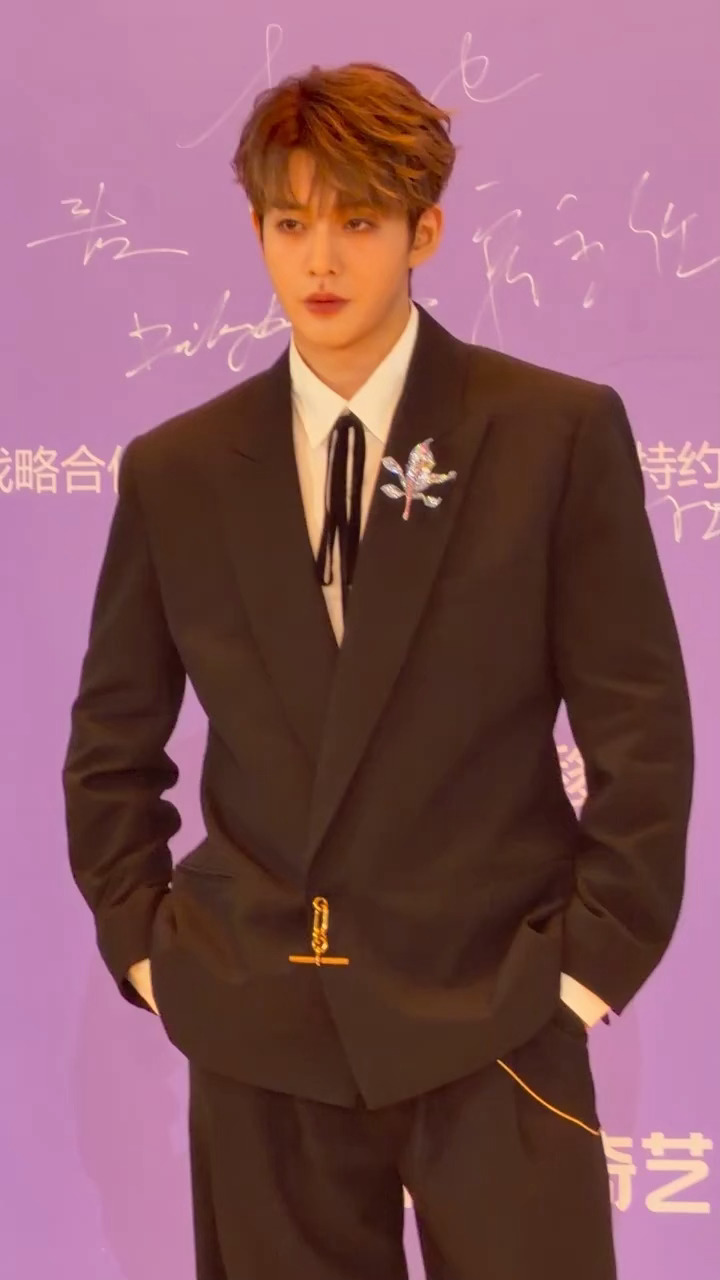 邓为尖叫之夜红毯生图，太帅了吧！ 