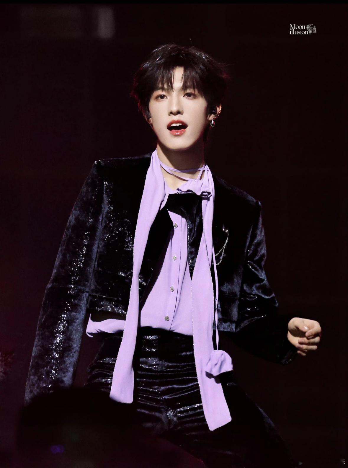 张泽禹紫色套装的确有韵味不得不说张泽禹真的很适合紫色系穿搭！深浅不一的紫完美勾勒