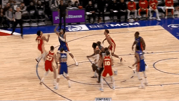 东一位！坎宁安上演抢断反击一条龙！
在今天NBA常规赛活塞对阵老鹰的比赛的第一节