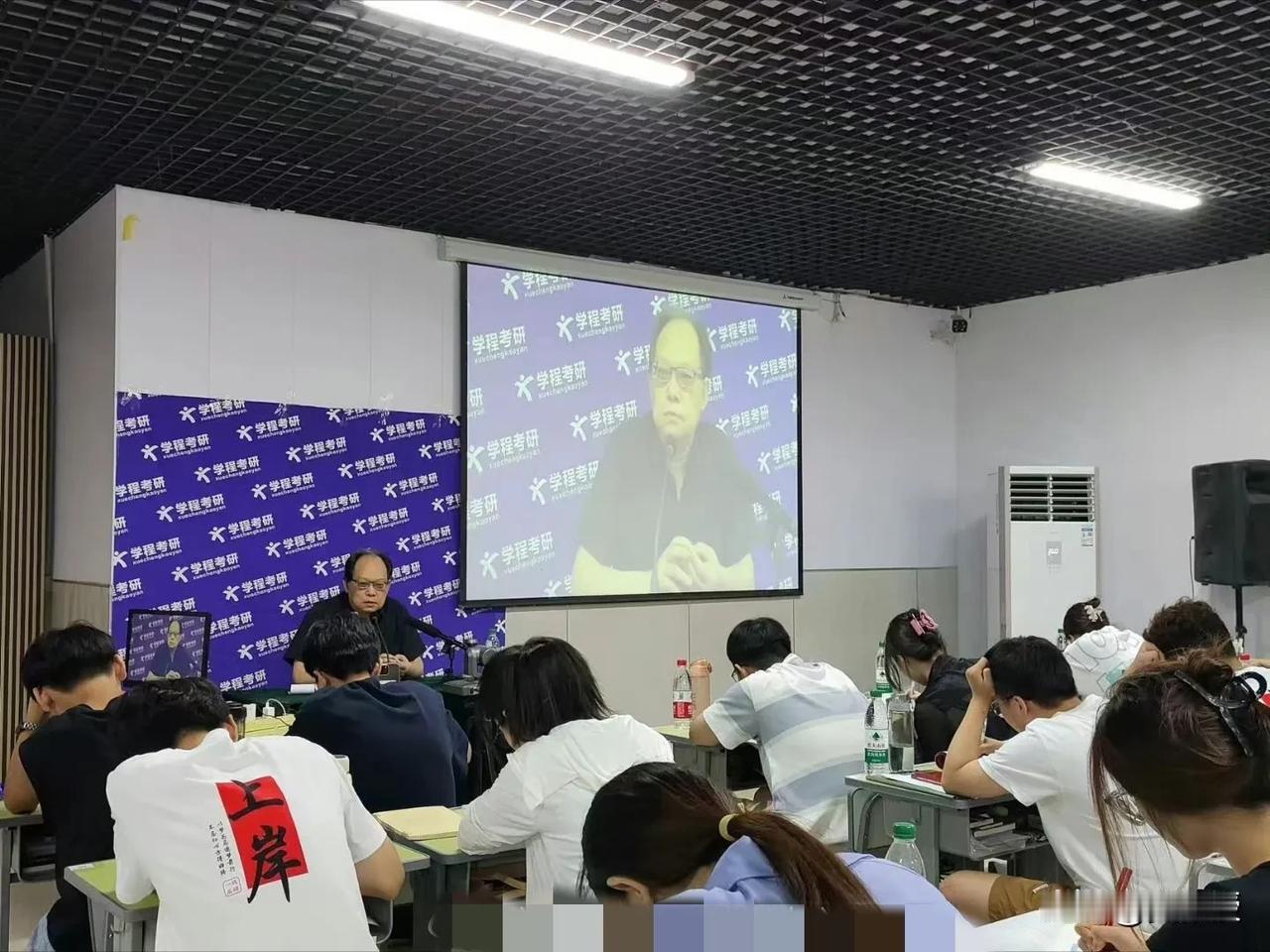 最近几天老有人问@老徐说道 去哪了？
看来老徐的黑粉很爱他
都怕他被请去喝咖啡了