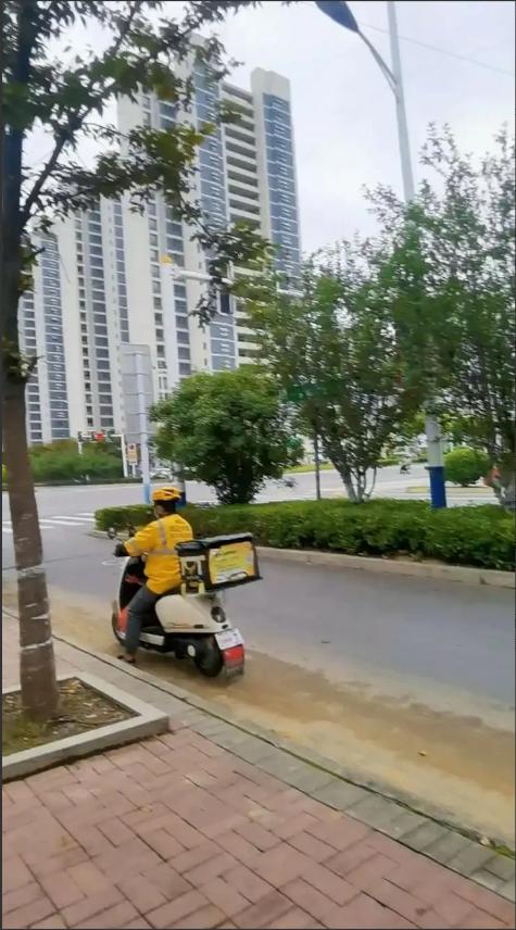 这就是命！北京一快递小哥在一栋别墅送快递，发现女主人前一天的快递没取，便给对方打