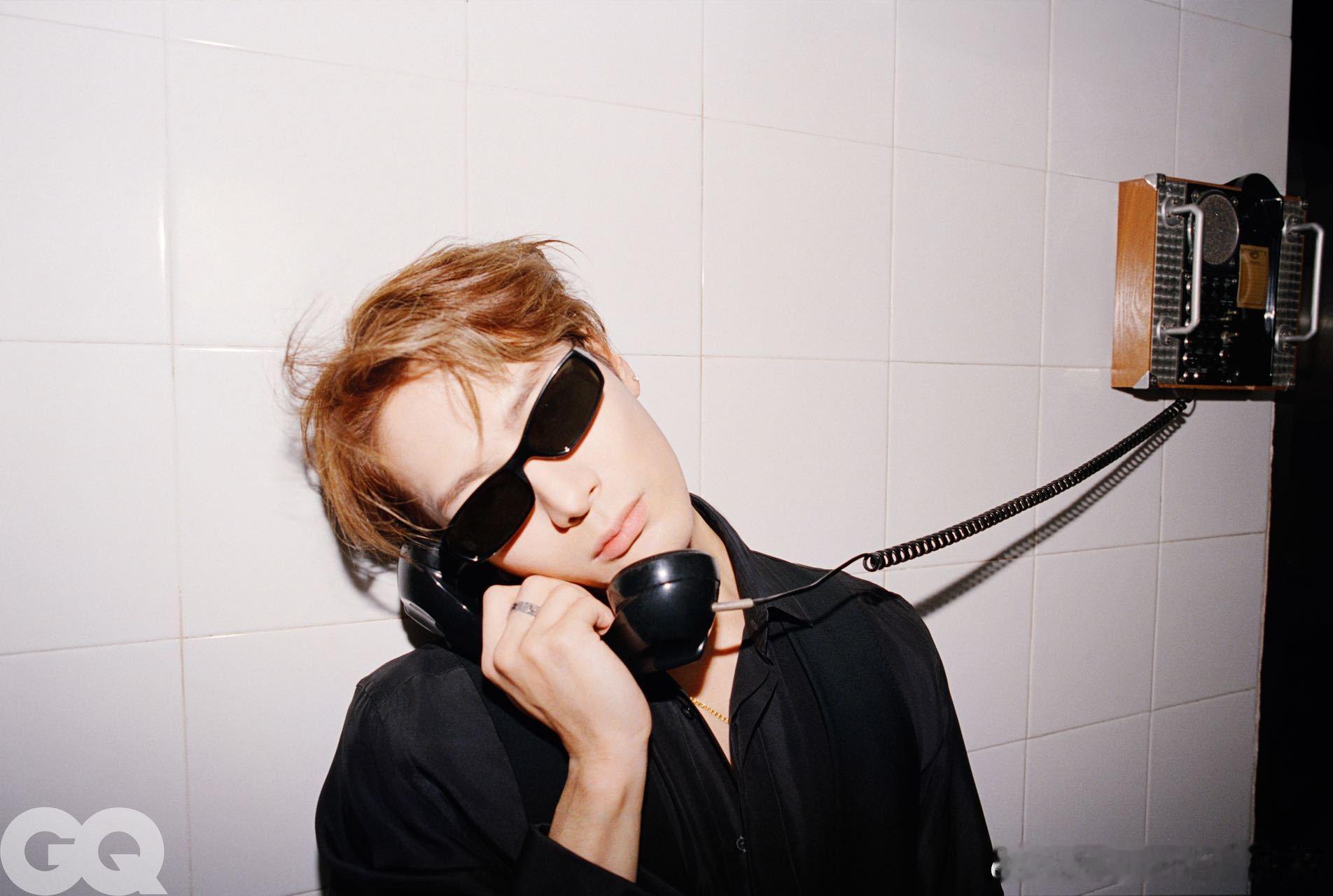 王嘉尔港风贵公子 GQ复刊首封锁定，一月刊双封面重磅释出！绸面造型随性慵懒藏锋芒