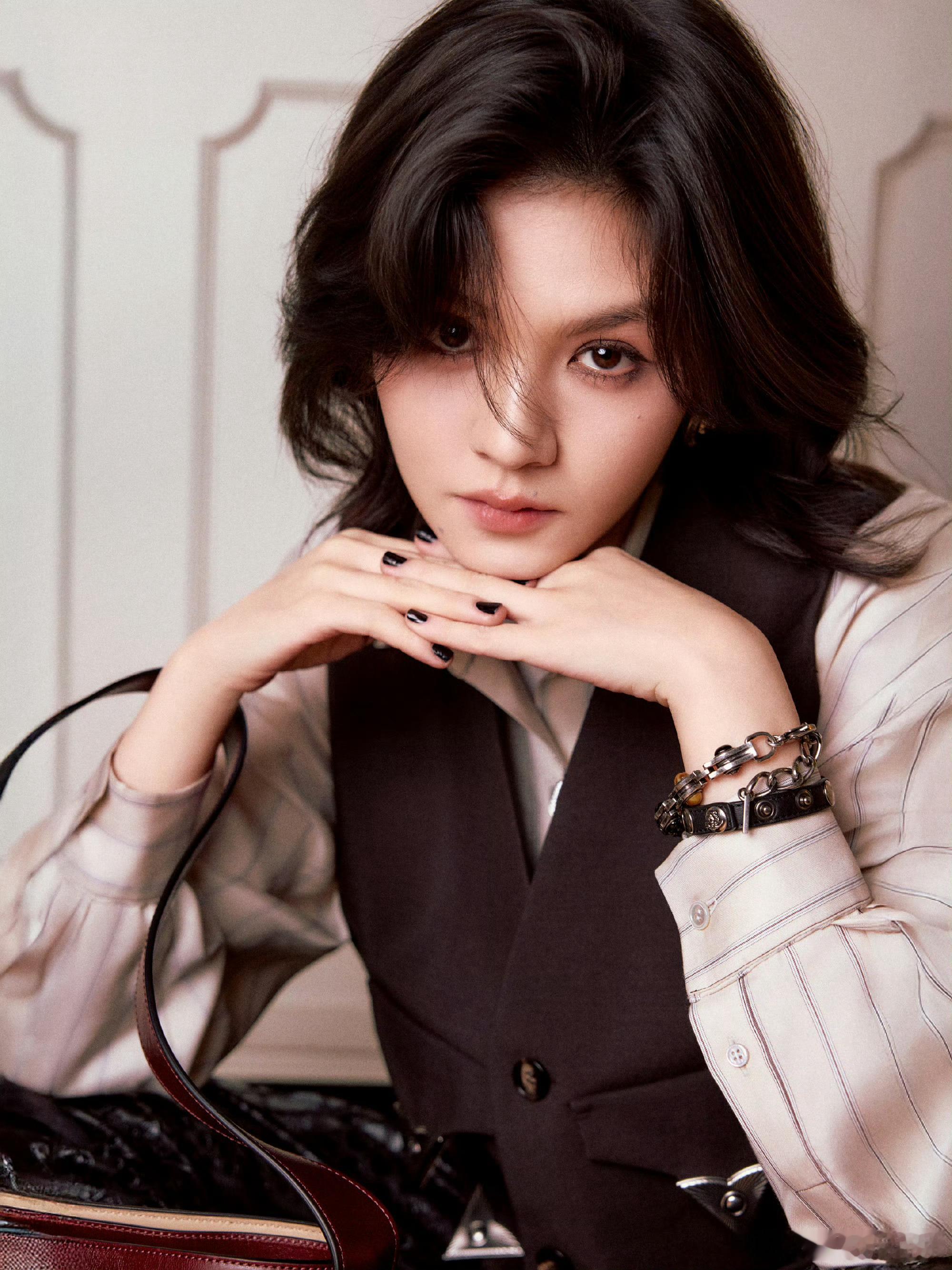 春夏官宣了范思哲品牌挚友。从Prada代言人到范思哲挚友，反正收购了也算一家