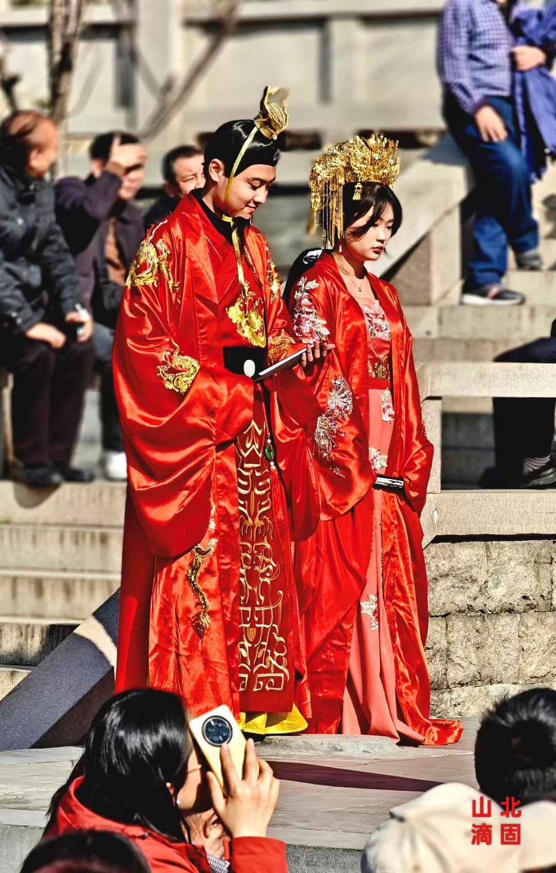 新年生活图鉴一袭红妆，两心相印。凤冠霞帔映暖阳，金纹绣袍伴身旁，这是穿越千年的浪