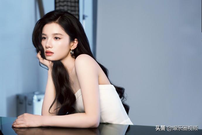 ❤️❤️张婧仪这组新照太绝了！黑长卷发衬得肩颈线条利落又温柔，抹胸白裙勾勒出清冷