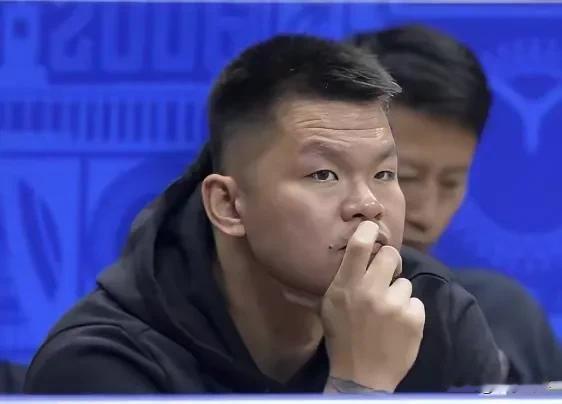 篮球圈最近最大的动静，
绝对就是朱芳雨的新动向！
 
刚从广东宏远离任没多久，朱