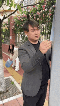 她说的是实话，前面确实有一只一模一样的。