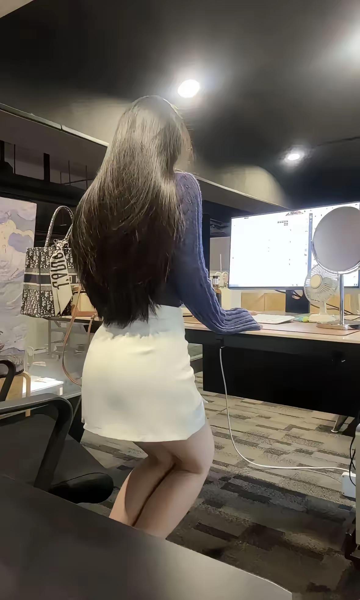 这是被老板罚站了…… 