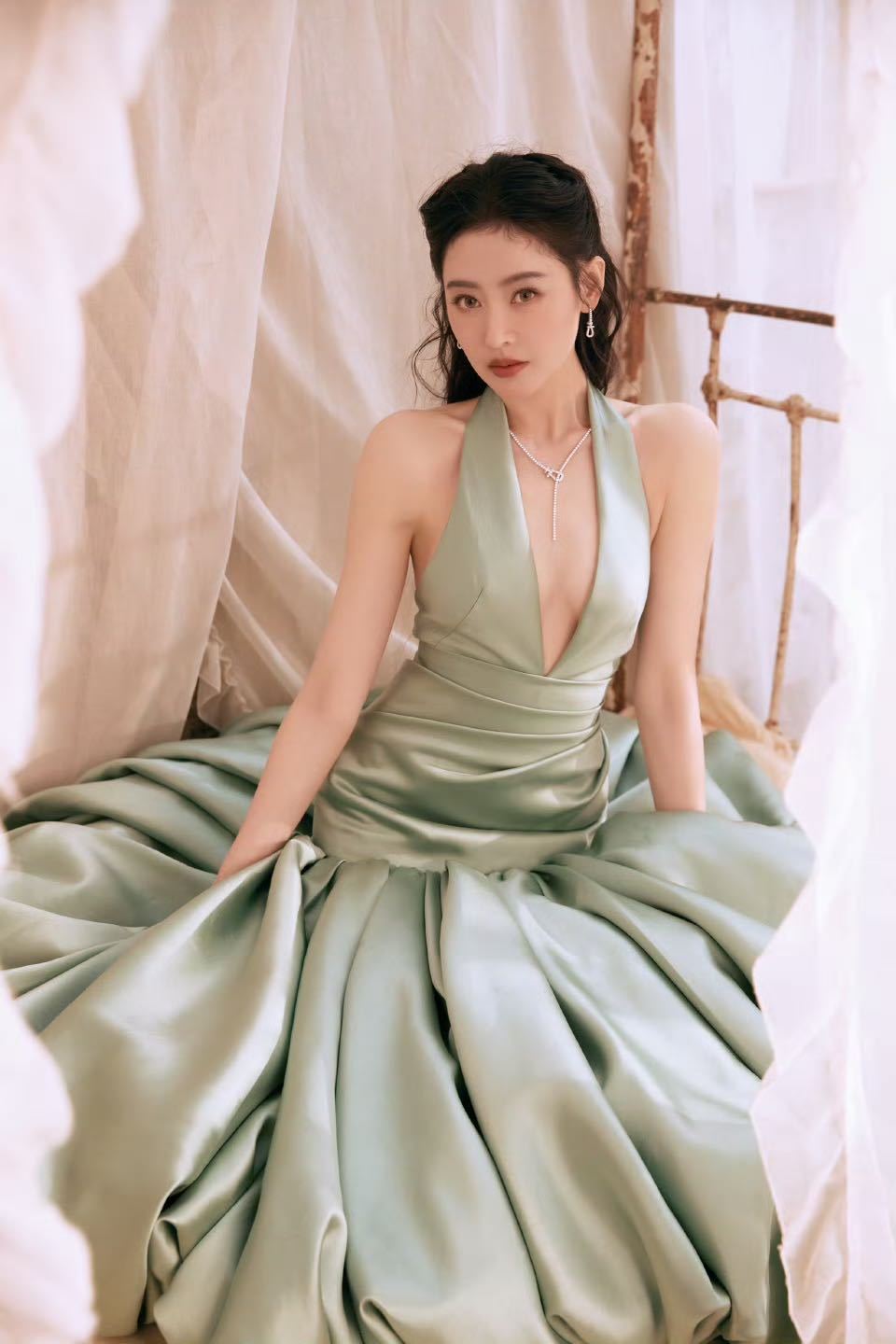 张天爱森中有林定档海报  森中有林定档五一，张天爱首演盲人按摩师，打破固有形象超