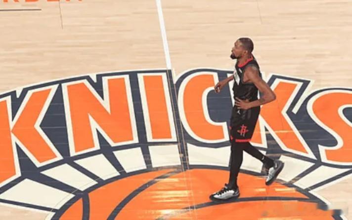 杜兰特是真独啊，最后那一个回合阿门完全大空位在篮下，但阿杜就是不给，结果被造了个