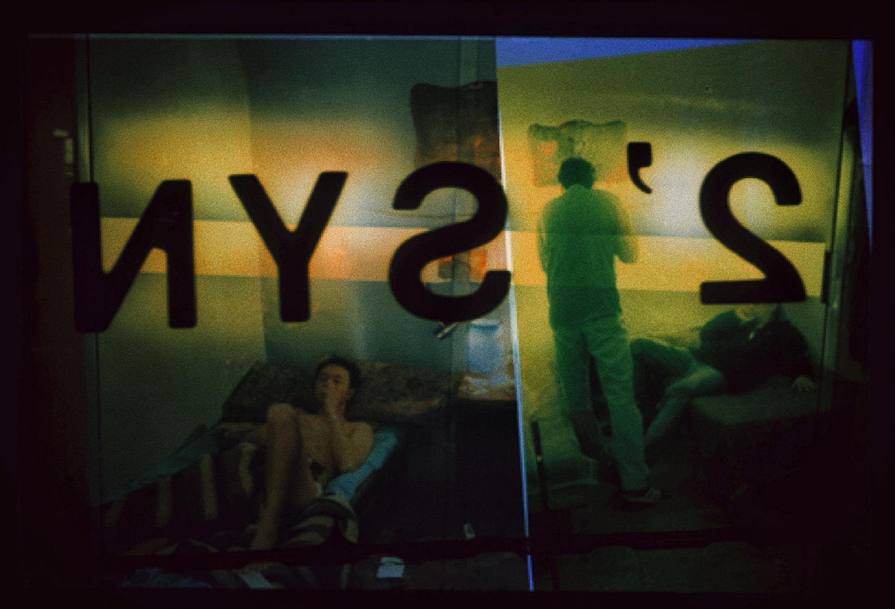 张国荣搭乘花絮去幕后 斑斓流动的光影——杜可风用他拍摄的【春光乍泄】剧照📸，制