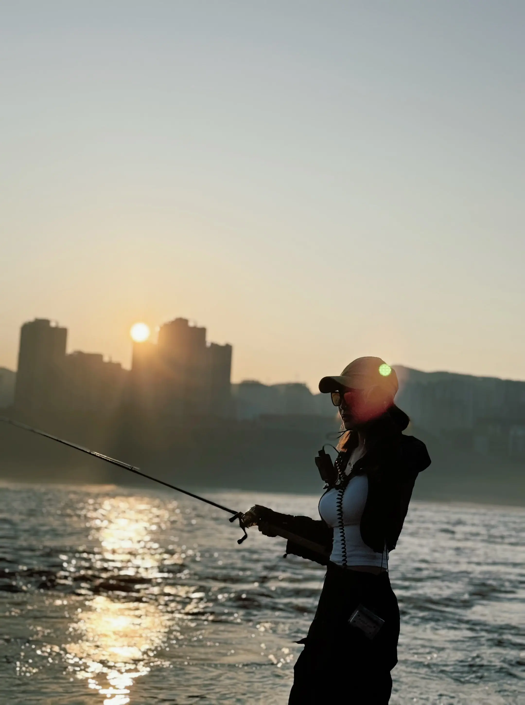 日出，此刻是属于钓鱼人的浪漫。