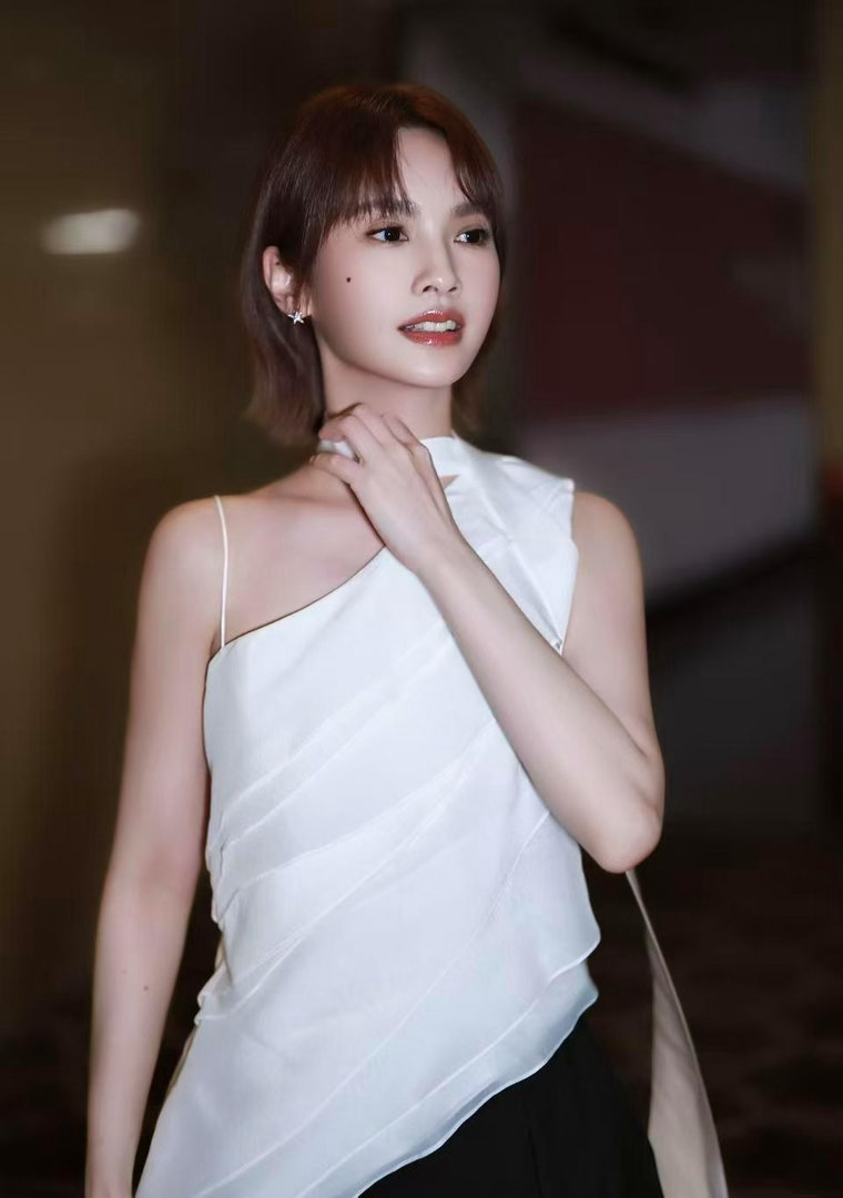 杨丞琳剪短头发后气质焕然一新，飘带背心搭配黑色阔腿裤，时髦感十足。 