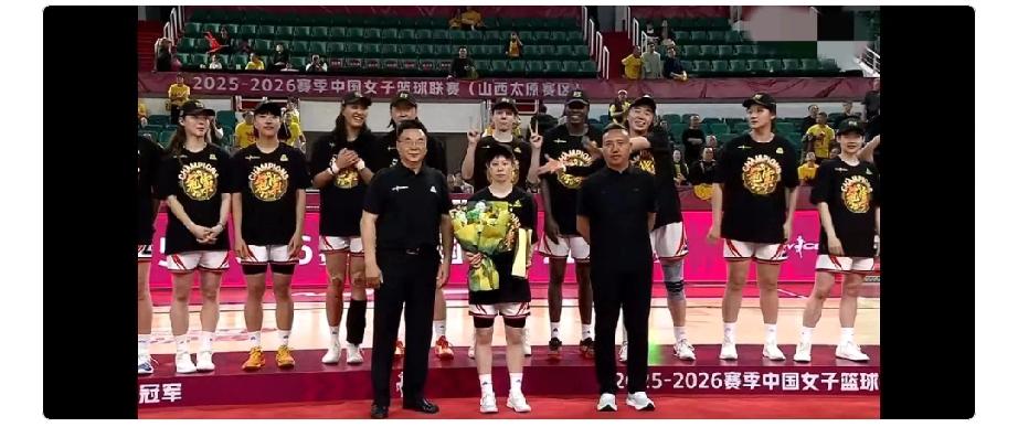 四川女篮总冠军！李缘夺FMVPicon!
王思雨末节独砍13分，李缘15+6！