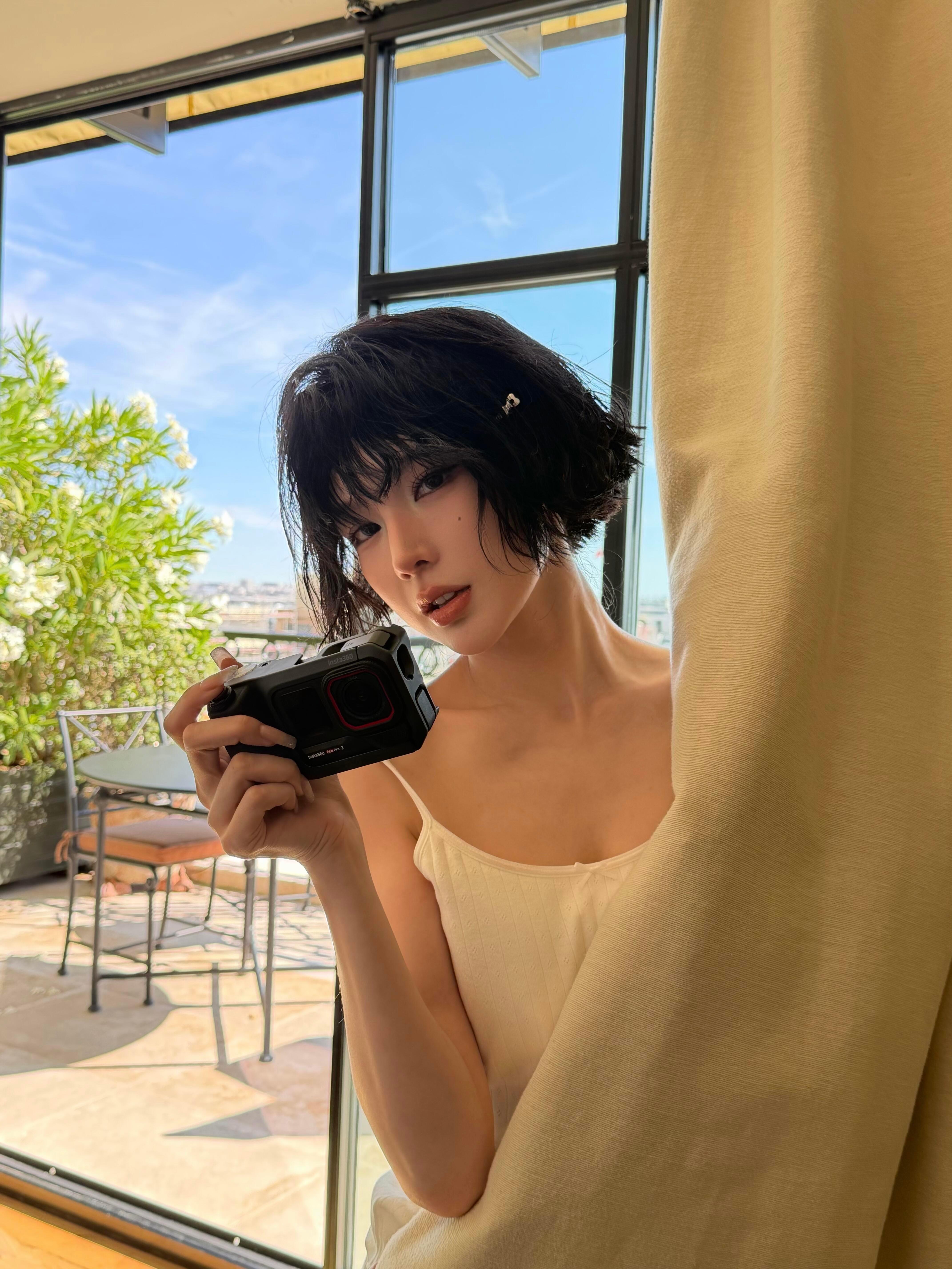 戴燕妮精致生日穿搭戴燕妮生日写真美商极高 生日写真拍出大片质感，精致穿搭加高级配