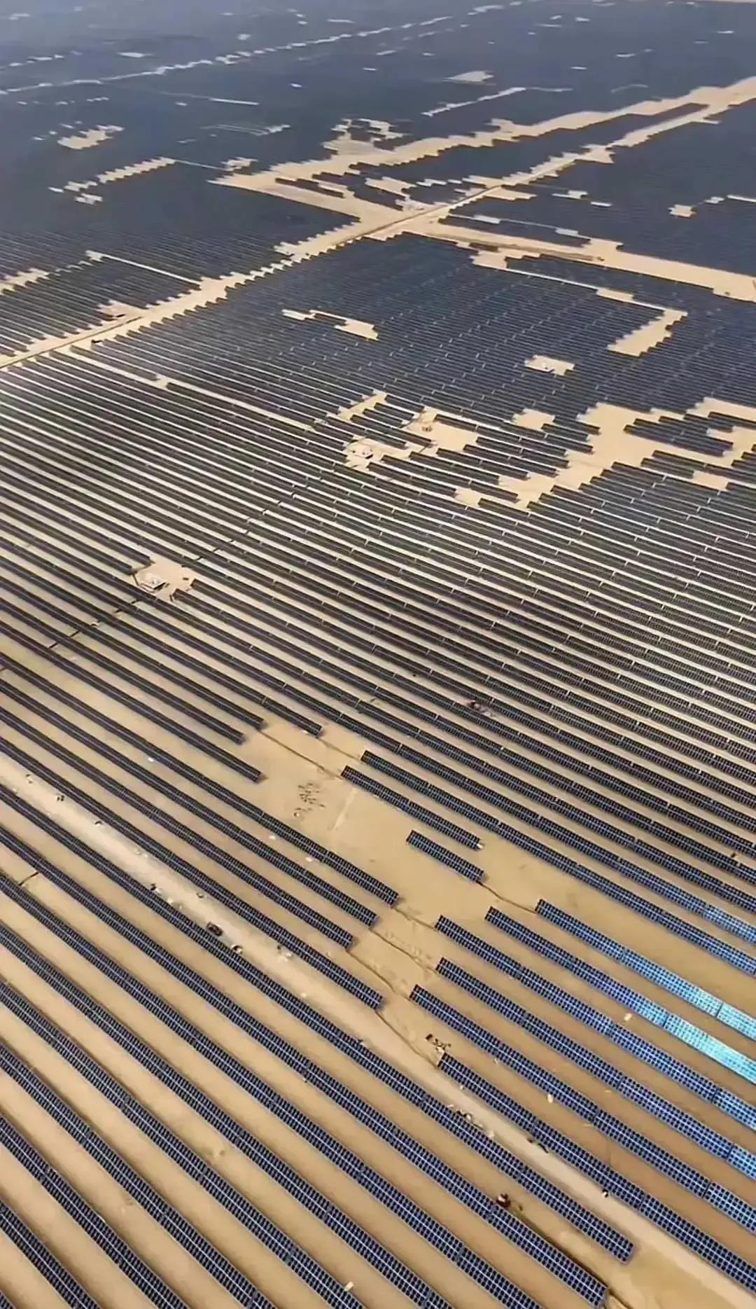 到处有资本上马超级大的光伏项目，那种家庭屋顶上的小光伏早晚会被无情替代。别信啥一