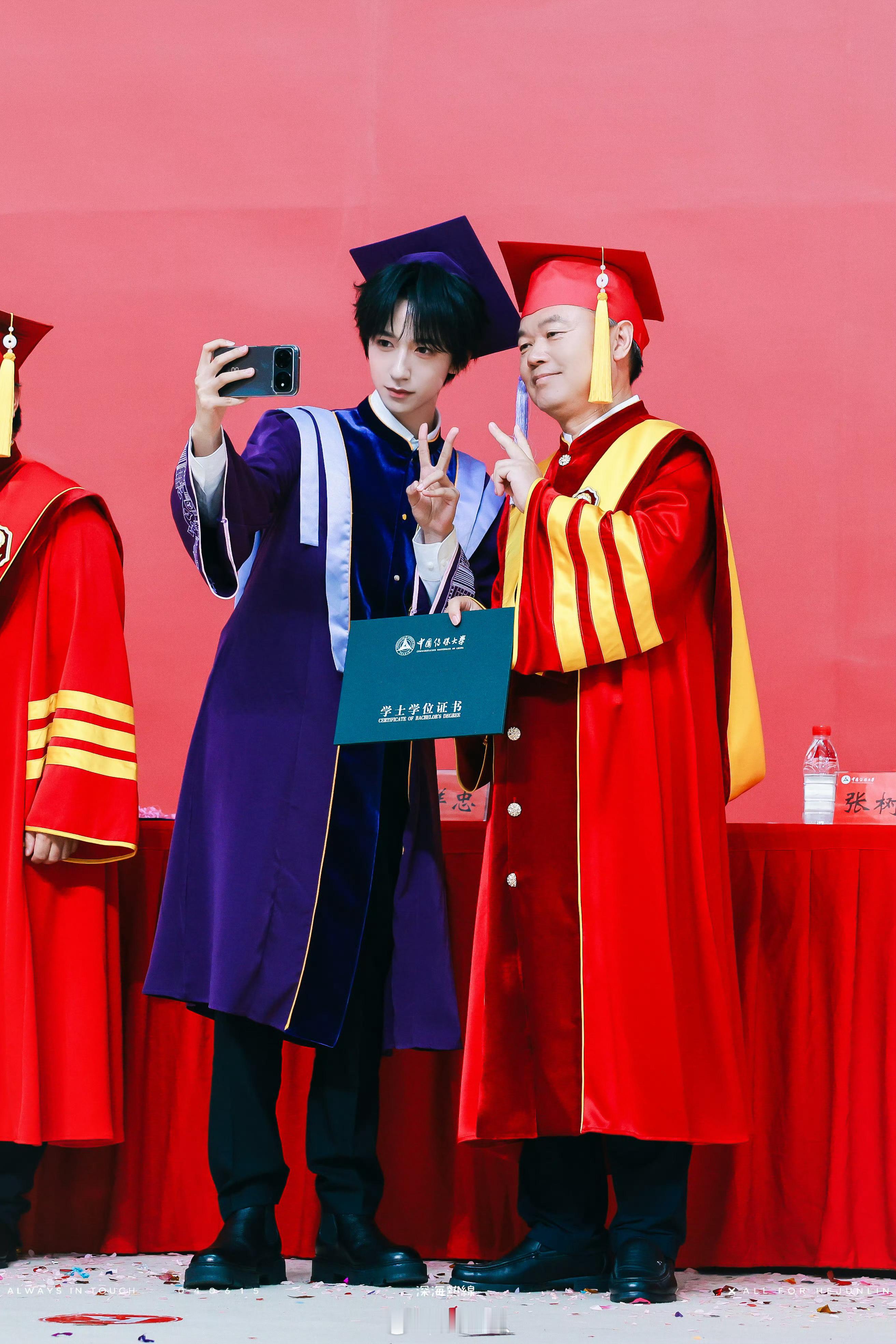 贺峻霖参加毕业典礼贺峻霖紫色学士服路透是穿着紫色学士服参加毕业典礼的小贺毕业快乐
