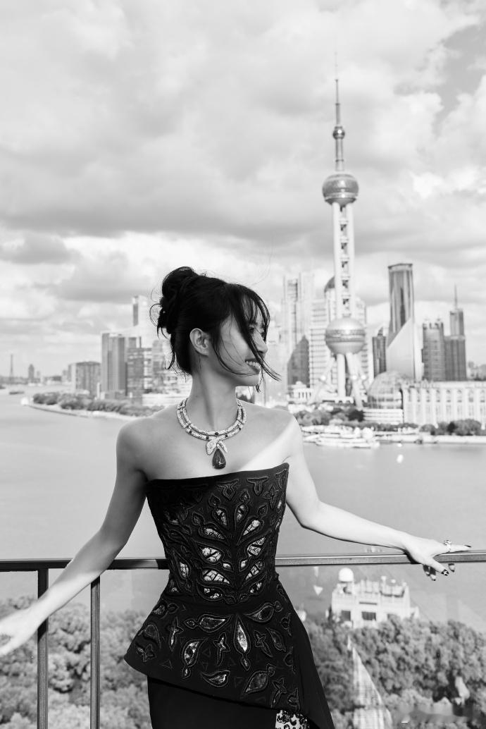 蔡依林灵蛇女王驾到蔡依林宝格丽灵蛇女王，黑色礼服衬出冷艳风骨，气场强大。彩宝项链