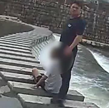 台州老人不慎被困浅溪第一时间拨通110 近日，台州天台福溪派出所接到76岁老人的