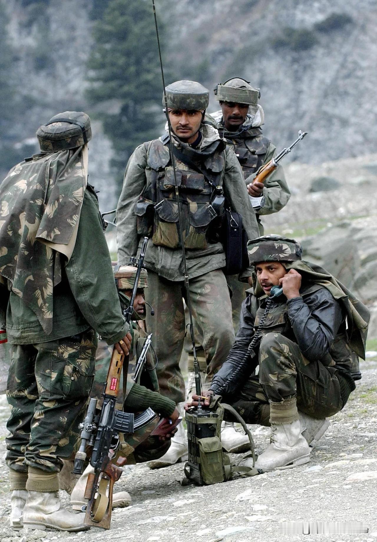 印度陆军士兵在2004年4月3日在索纳马格（Sonamarg）使用现场电台，在一