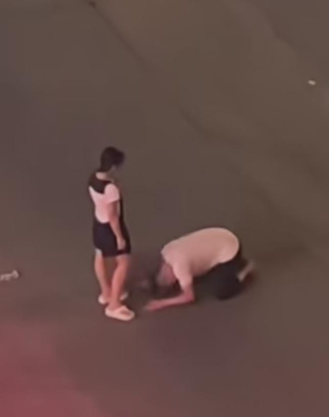 大街上男孩跪地磕头，卑微的爱情太让人心疼
 
今晚走在街头，偶然看见了心酸的一幕