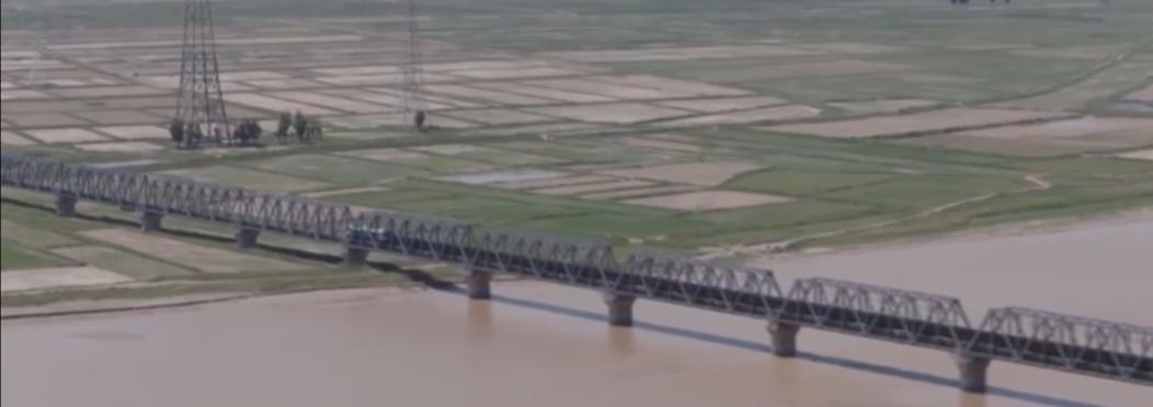 重载列车的“自动驾驶”突破
 
我国成功开展了世界首次重载群组列车自动编队驾驶试