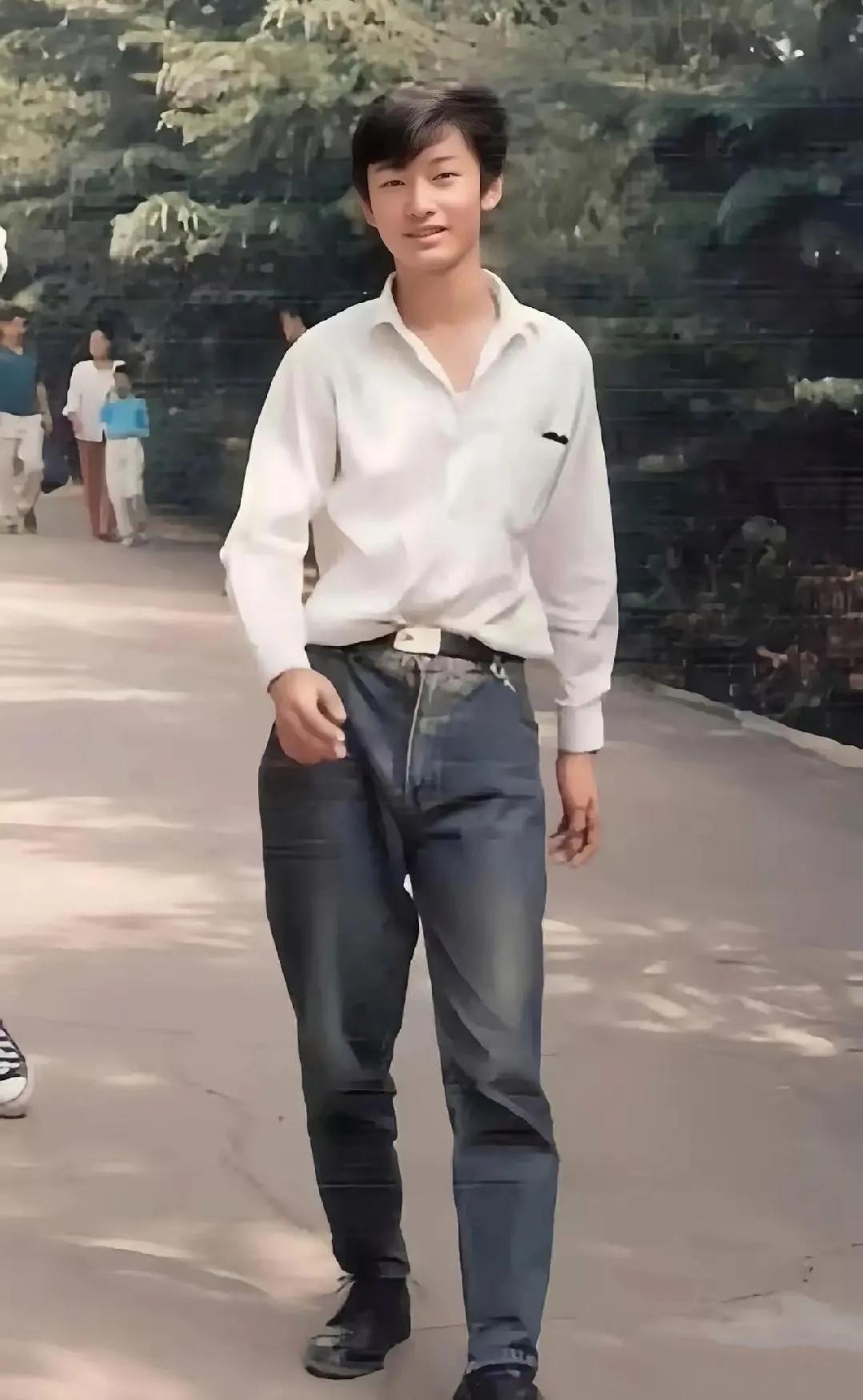 在北京上大学时候的黄晓明这衣品太差了，穿白衬衫和牛仔裤，十分不得体，拖拖拉拉的，